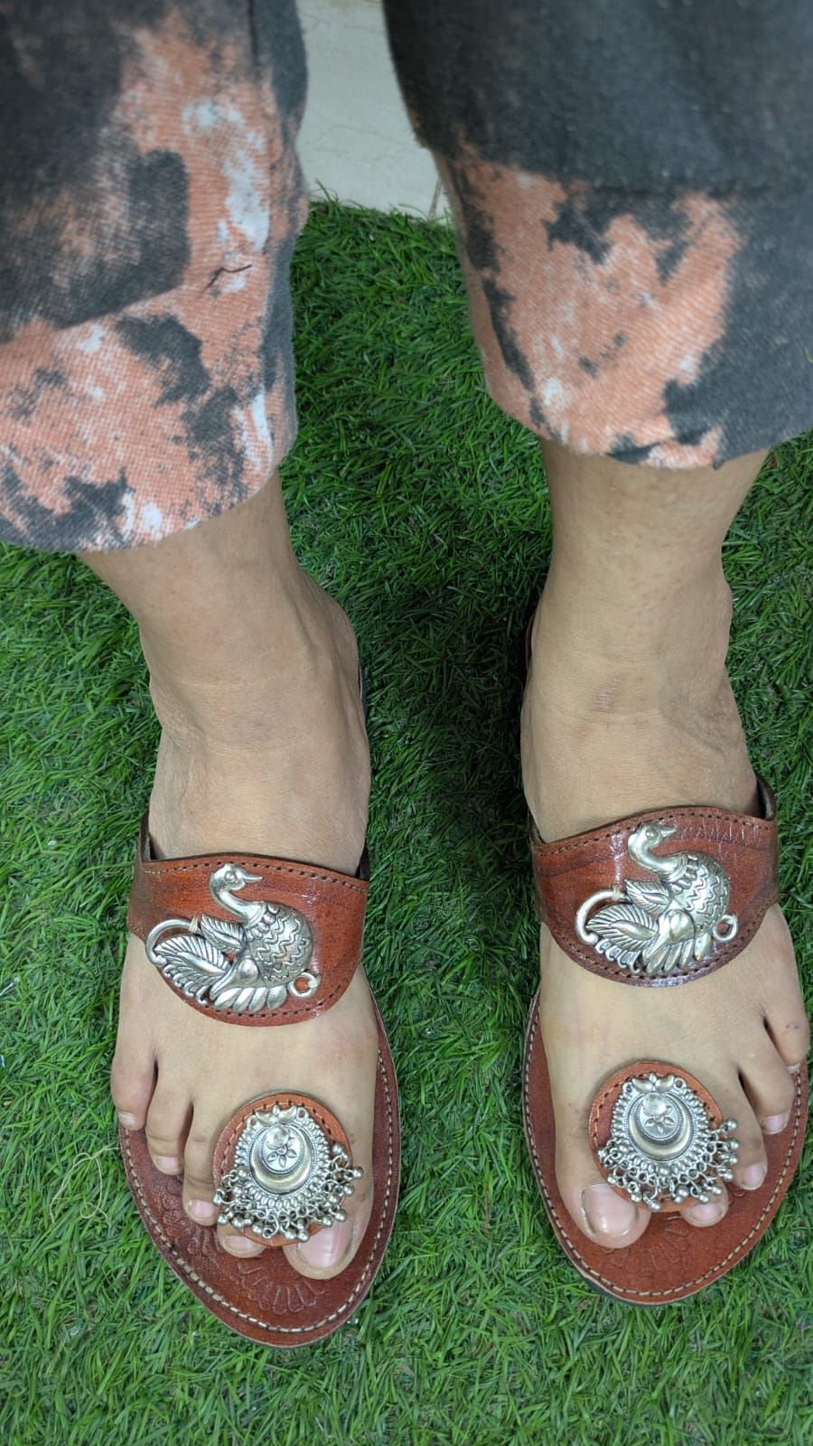 ZS Fashion Handcrafted Brown Leather Sandals with Metallic Embellishments – Traditional Ethnic Design, Comfortable Casual Footwear