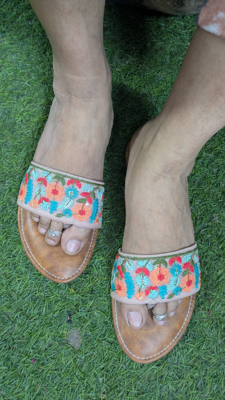 ZS Fashion Women's Floral Embroidered Slide Sandals – Brown Leather Footbed with Multicolour Floral Pattern, Comfortable Casual Flats