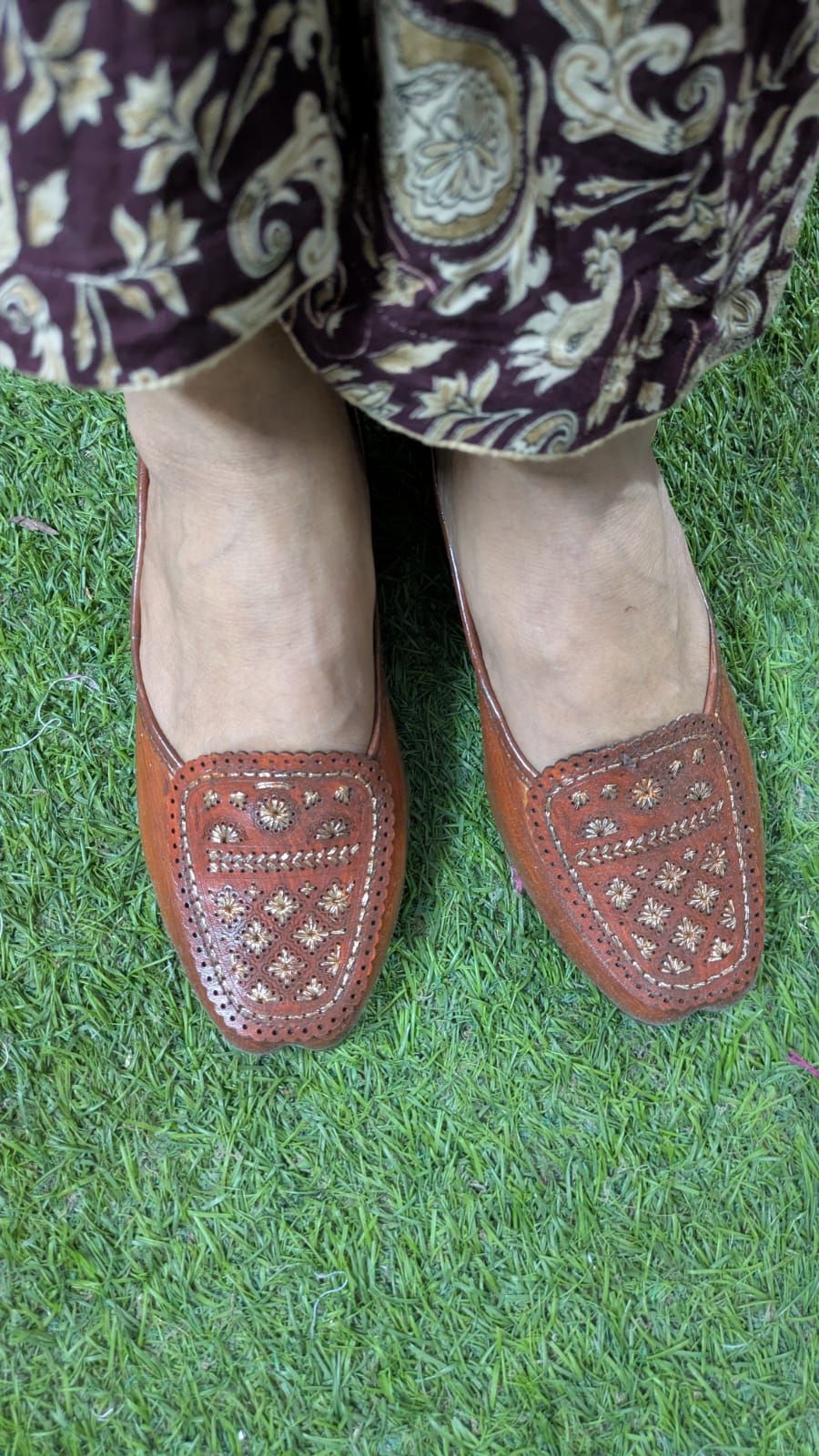 ZS Fashion Handcrafted Genuine Lea-k Ther Punjabi Jutti for Girls and Women – Brown Traditional Mojari with Embroidery, Ethnic Party