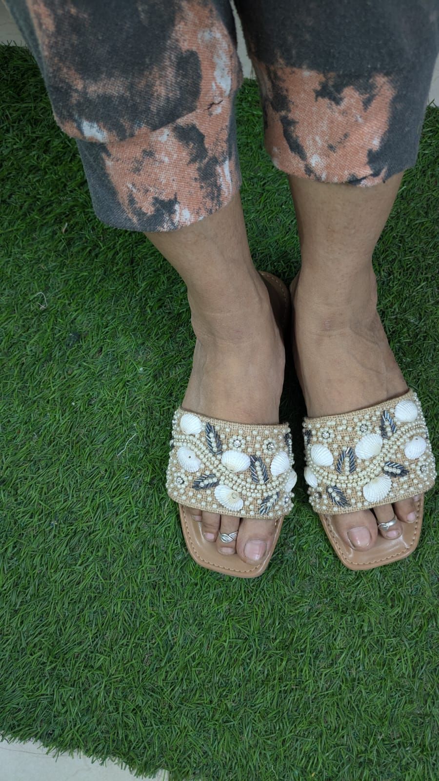 Women's Pearl & Seashell Embellished Slide Sandals – Brown Flat Slip-Ons with Decorative Beach Theme, Casual Summer Footwear