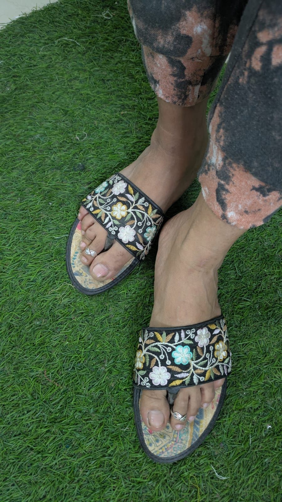 ZS Fashion Women's Floral Embroidered Slides – Black Slip-On Sandals with Vintage Print Insole & Non-Slip Sole, Comfortable Casual Flats