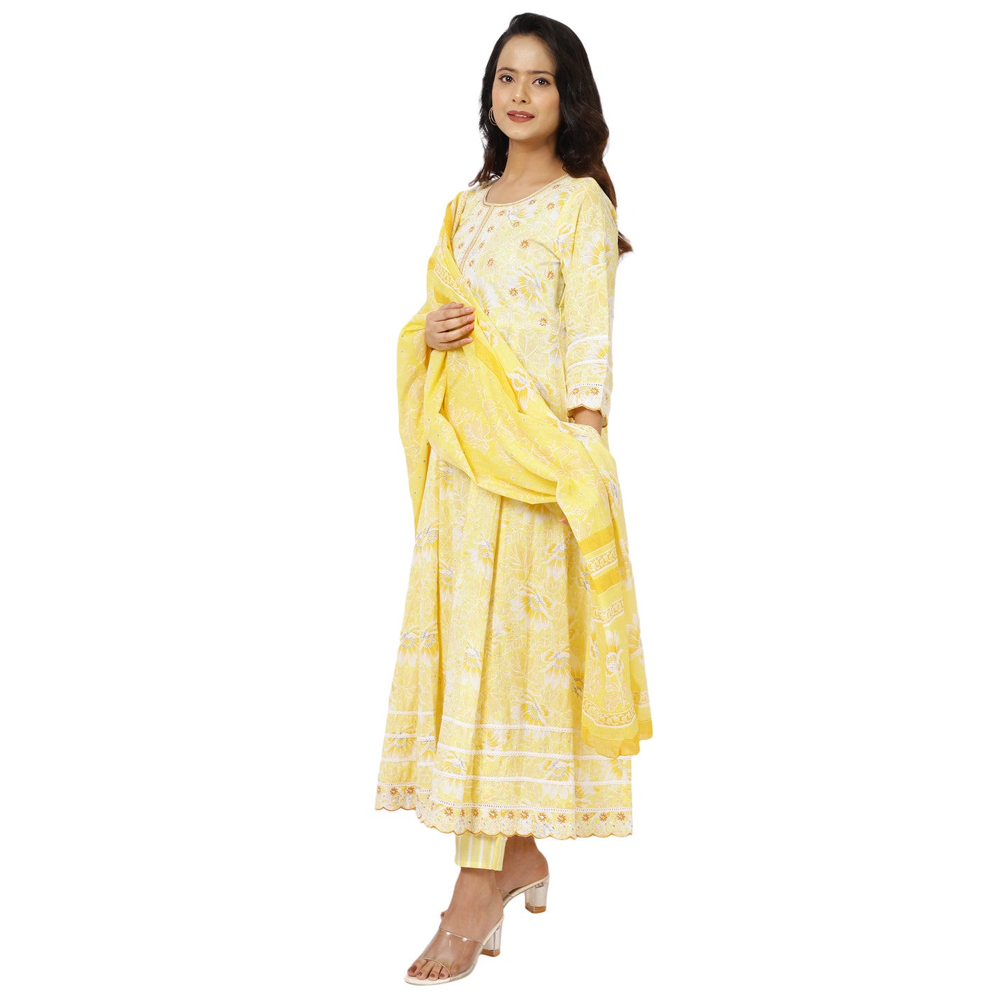 Round neckline and 3/4 sleeves detail
