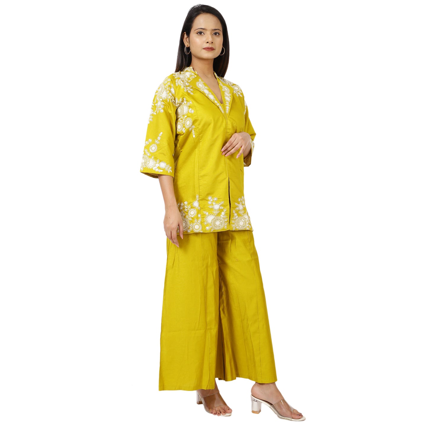 Stylish women’s yellow ethnic outfit