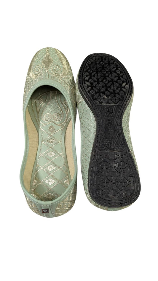 ZS Fashion Women’s Traditional Ethnic Jutti – Handcrafted Embroidered Mojari Flats in Pastel Green & Gold