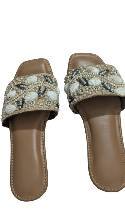 Women's Pearl & Seashell Embellished Slide Sandals – Brown Flat Slip-Ons with Decorative Beach Theme, Casual Summer Footwear
