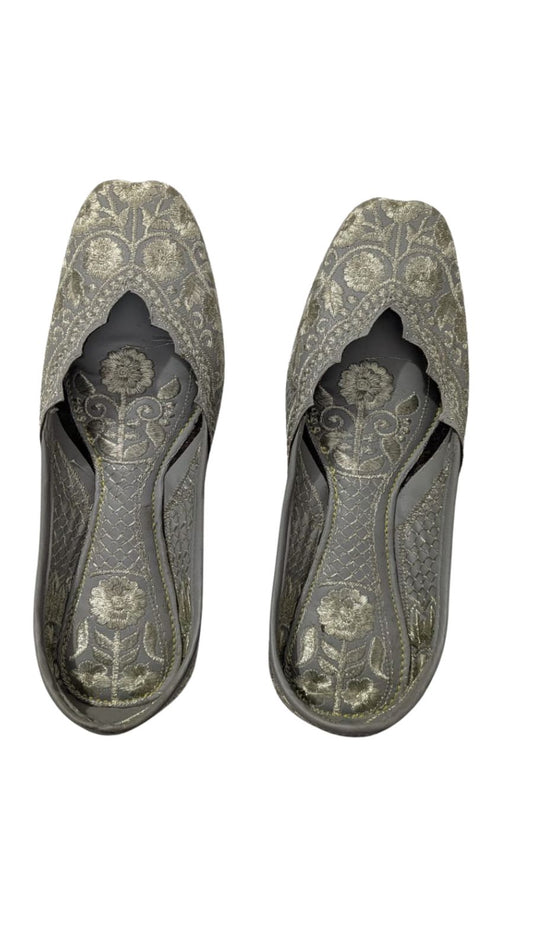 ZS Fashion Women's Traditional Punjabi Jutti – Handcrafted Embroidered Ethnic Footwear Golden Floral Design Comfortable Casual